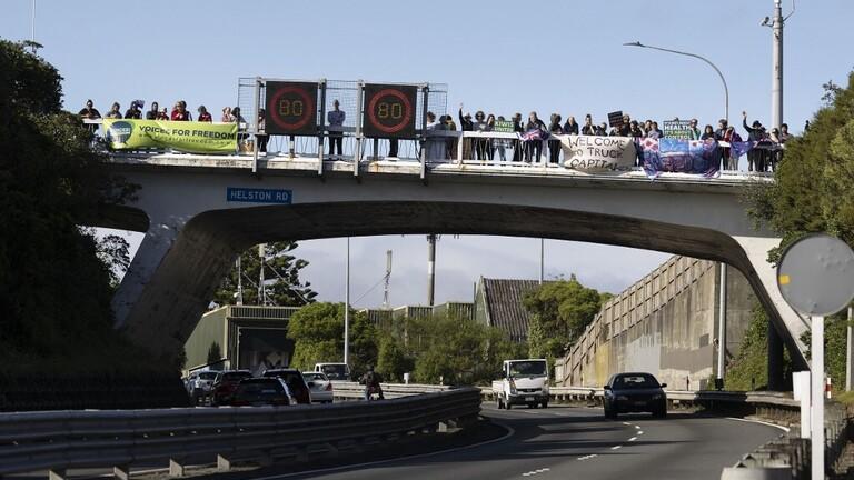 سائقو شاحنات يغلقون معبرا بين كندا واميركا