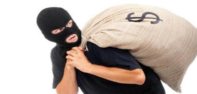 احتال على مصريين بمبلغ 501 مليون جنيه واختفى