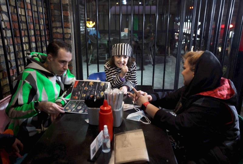 مطعم إيراني يخدم زبائنه خلف القضبان كيف