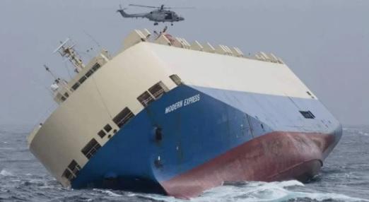 كشف حقيقة السفينة المقلوبة في عرض البحر 