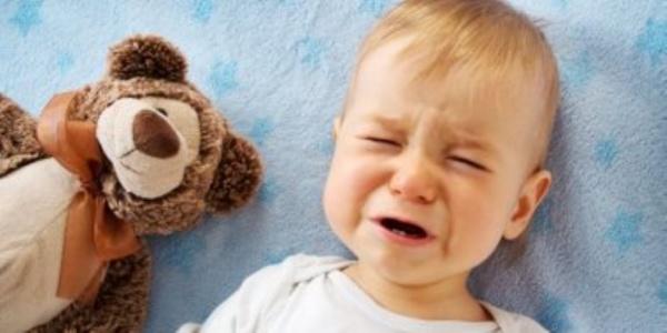 احذر هذه التصرفات مع طفلك أمام الآخرين