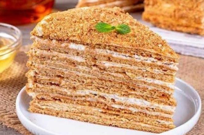 اليكم طريقة عمل كيكة العسل بحشوة الموز المكرمل