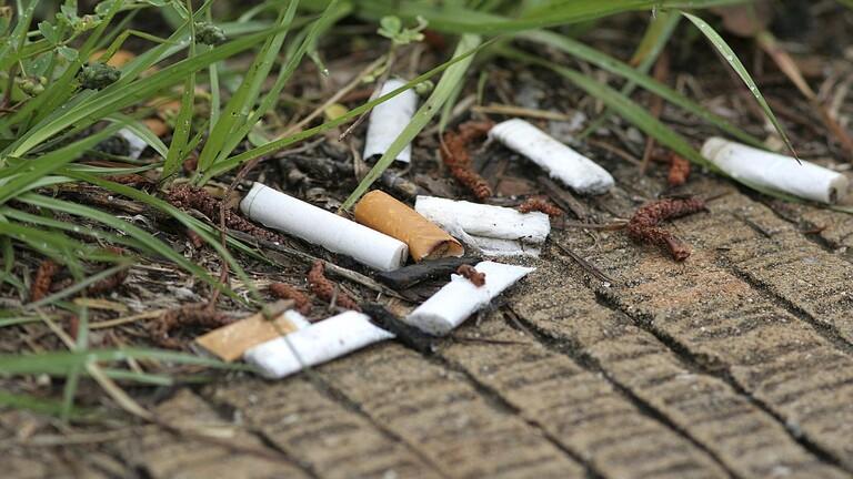 بلدة تبتكر طريقة غريبة للتخلص من نفايات السجائر  صور