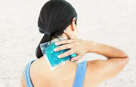 عالجي ألم الرقبة منزلياً دون الذهاب إلى الطبيب