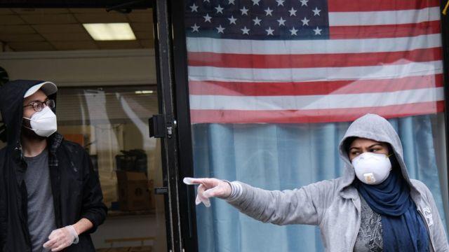 نيويورك تلغي الكمامة بالأماكن المغلقة