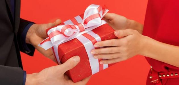 في عيد الحب إليك معاني الهدايا في العلاقات