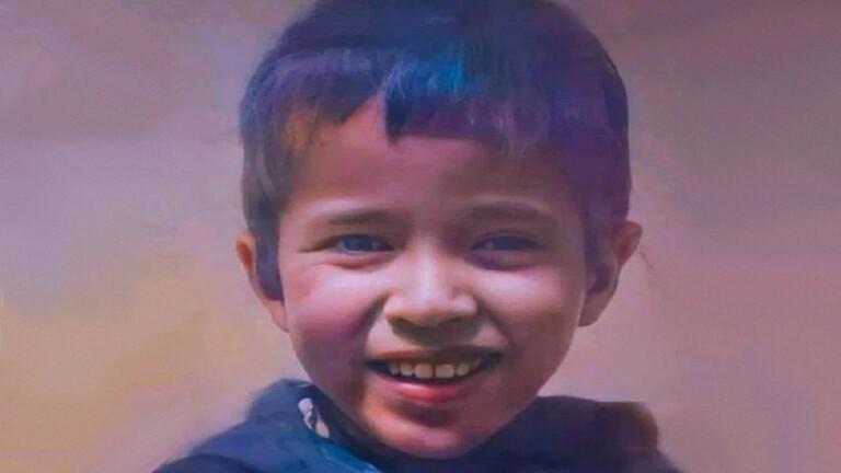 كلب الطفل ريان المغربي يرابط عند قبره  صور وفيديو