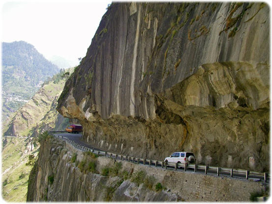 بيرو  مصرع 20 شخصا إثر سقوط حافلة من علو 100 متر