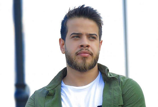 ادهم النابلسي يؤذن لصلاة الجمعة  فيديو