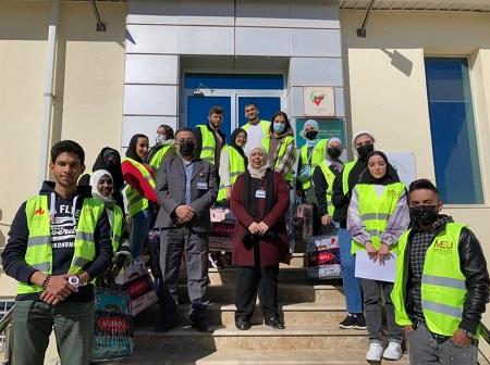 شؤون طلبة الشرق الأوسط توزع أغطية على 28 أسرة 