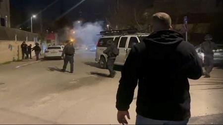 مستوطنون يعتدون على الفلسطينيين