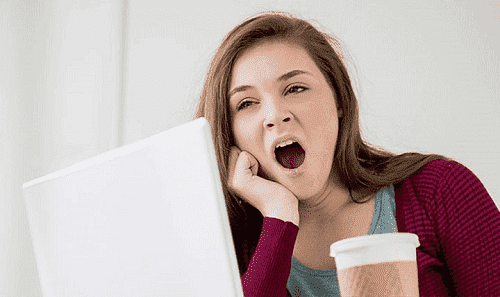 طبيب يكشف أسباب التثاؤب  فيديو  