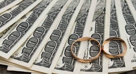 خبير أميركي ينصح بالزواج من أجل المال