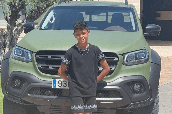 ابن رونالدو يوقِّع رسمياً مع نادي مانشستر يونايتد