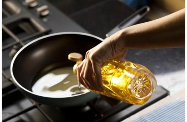 بهذه الطريقة السحرية اعلمي أن زيت القلي أصبح جاهزاً