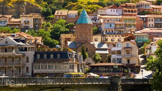 جورجيا زلزال عنيف في بث مباشر عبر قناة تلفزيونية  فيديو