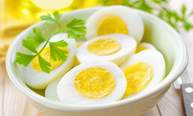 ماذا يحدث لجسمك عند تناول البيض بعد سن الأربعين 