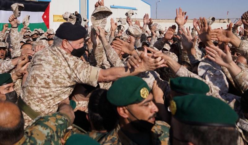 الملك للجيش تعاملوا بقوة وحزم لمنع التسلل