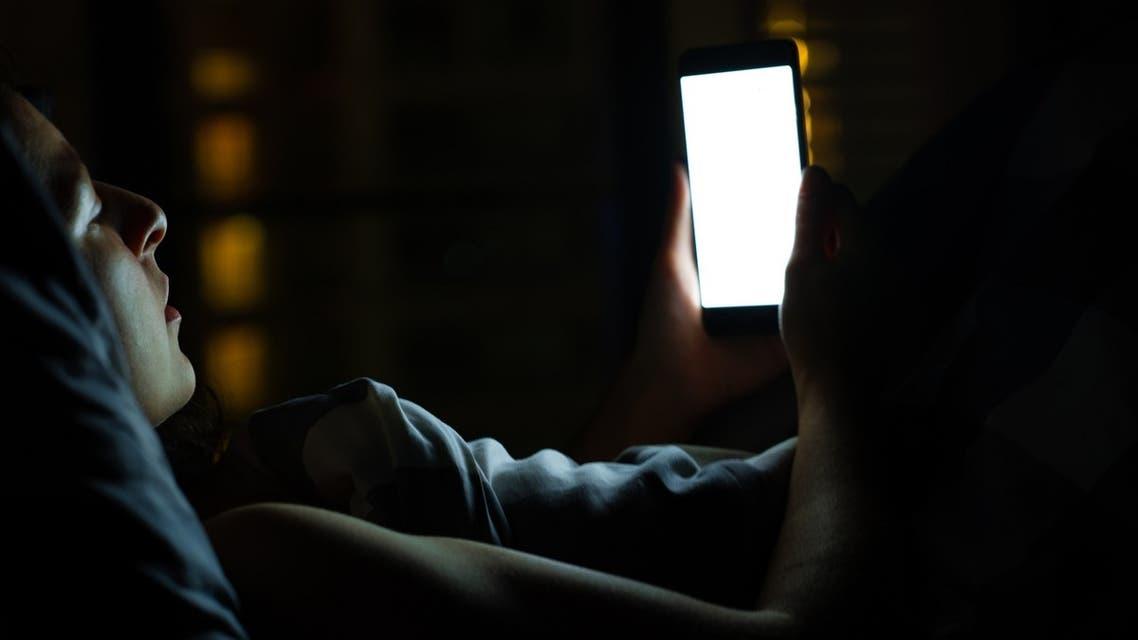 استخدام الشاشات قبل النوم لا يضر دراسات تنسف الماضي