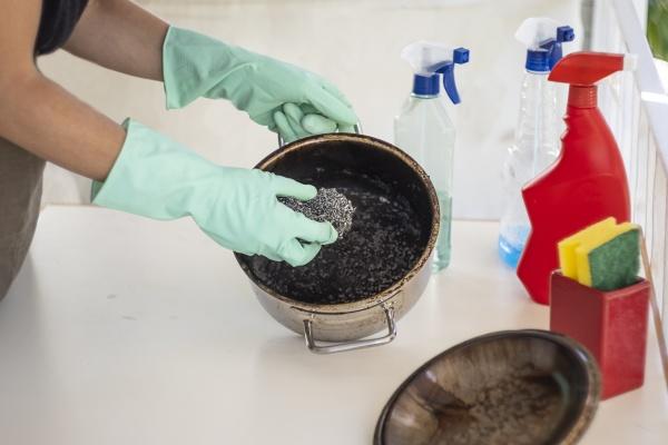 طريقة مبتكرة لتنظيف الأواني المحترقة بدون تعب