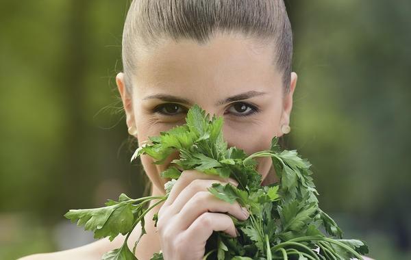 سؤال شائع عند الحامل هل يمكنها تناول البقدونس بأمان