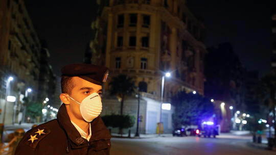 مصري يطعن زوجته ويسكب عليها الماء المغلي