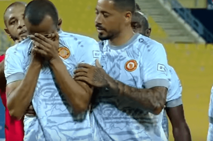 بكاء لاعب أردني بعد طرده من المباراة  فيديو