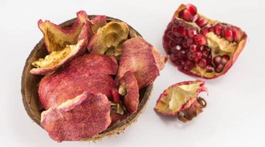 منها محاربة الشيخوخة قشور الرمان كنز من الفوائد