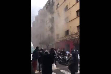 نزلاء فندق يلقون بأنفسهم من نوافذه هربا من حريق  فيديو