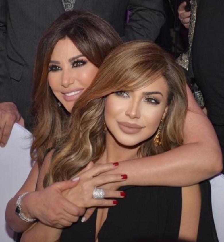 نجوى كرم ونوال الزغبي تدبكان معاً على المسرح  فيديو 