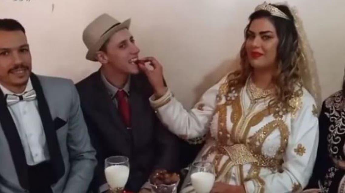 شاب مغربي يخطب فتاتين بحفل واحد وهذا ردهما على المنتقدين