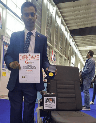 مصري يخترع كرسياً متحركاً يعمل بإشارات المخ