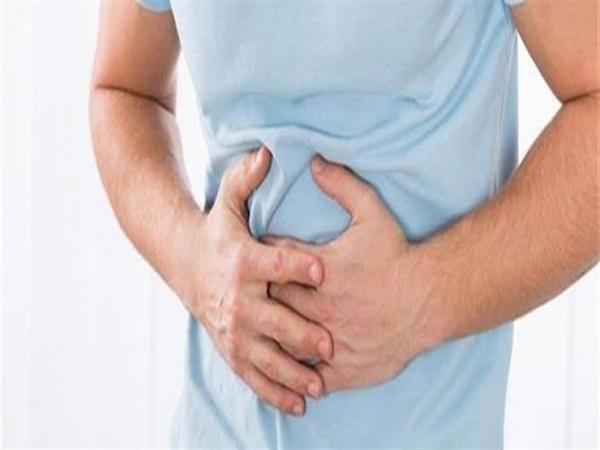 أطعمة ومشروبات تخفف من ألم القولون