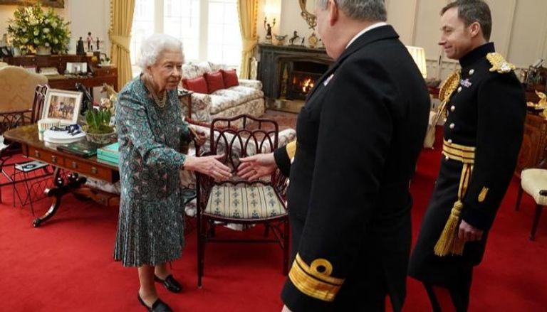 الملكة إليزابيث تعاني صعوبة بالحركة