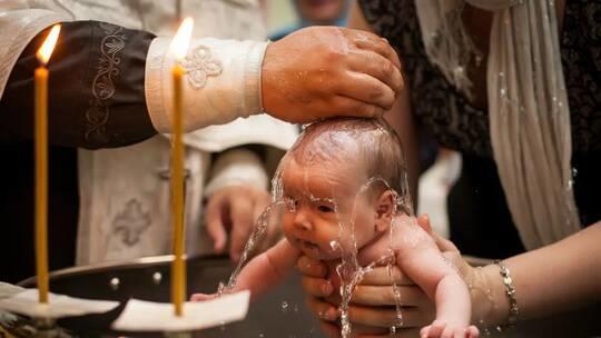 كلمة خاطئة تبطل معمودية آلاف الكاثوليك في ولاية أمريكية