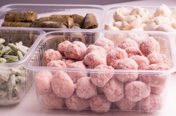 هذه الأطعمة لا تحتفظي بها داخل علب بلاستيكية