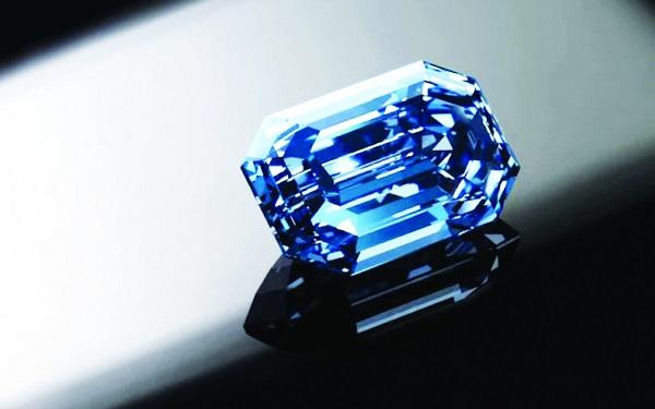 48 مليون دولار لماسة زرقاء وزنها 15 قيراطاً