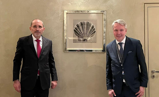 الصفدي يجري مباحثات مع نظيره الفنلندي