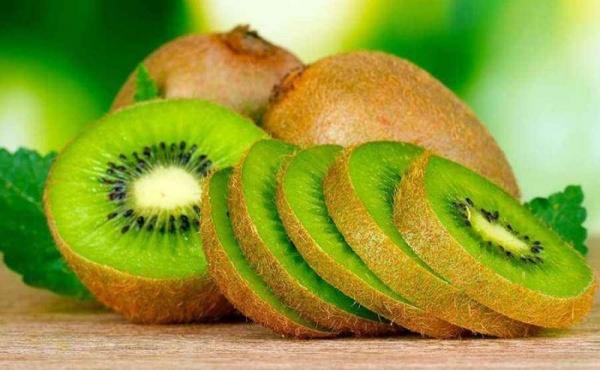 ماذا يحدث لجسمك بعد تناول قشور الكيوي