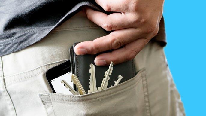 مشاكل صحيّة يسببها وضع المحفظة بالجيب الخلفي