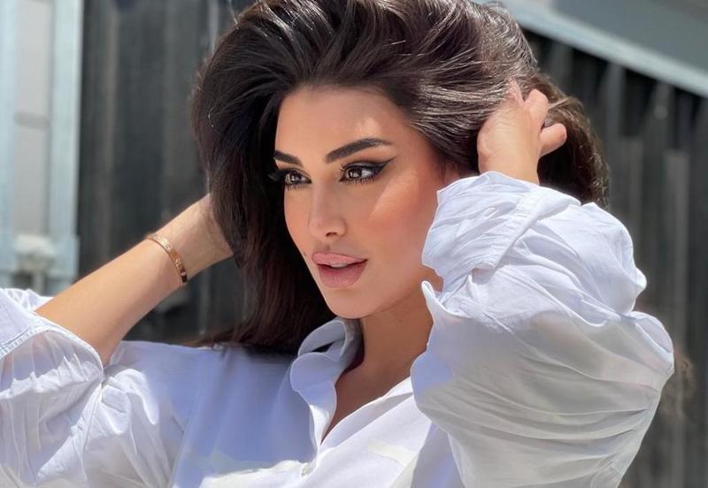 ياسمين صبري تستعرض رشاقتها وطائرة هليكوبتر  صور