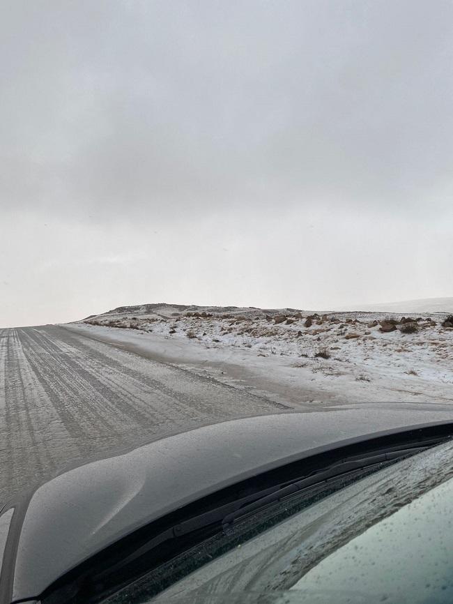 شاهدوا تساقط الزخات الثلجية في جبال الشراة