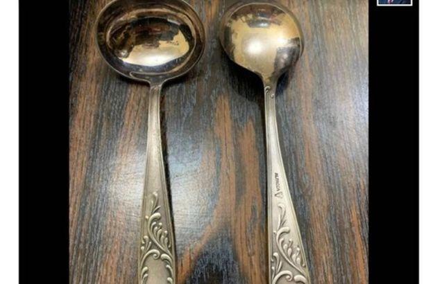 قاعد بلا عمل توفيق عكاشة يعرض طقم معالق للبيع