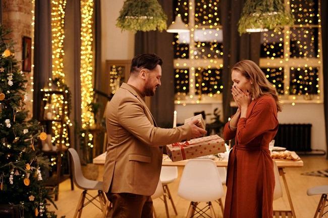 من علامات استمرار حب الزوج لزوجته خوفه وقلقه عليها