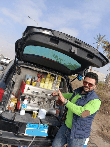 الفنان كريم الحسيني يحول سيارته محل لبيع المشروبات  فيديو