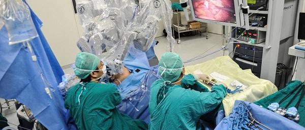 قطر روبوت يجري جراحة نوعية 