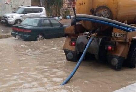 الأمطار تغرق الشارع الرئيسي بوادي زيد بالطفيلة