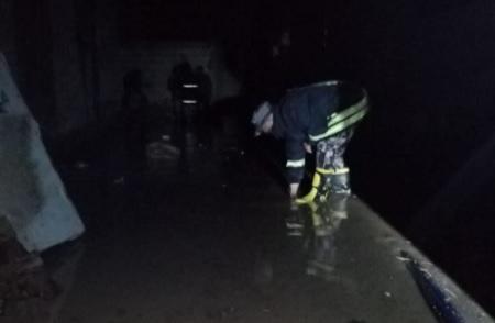 الدفاع المدني الأردني يتعامل مع حوادث مياه بالكرك 