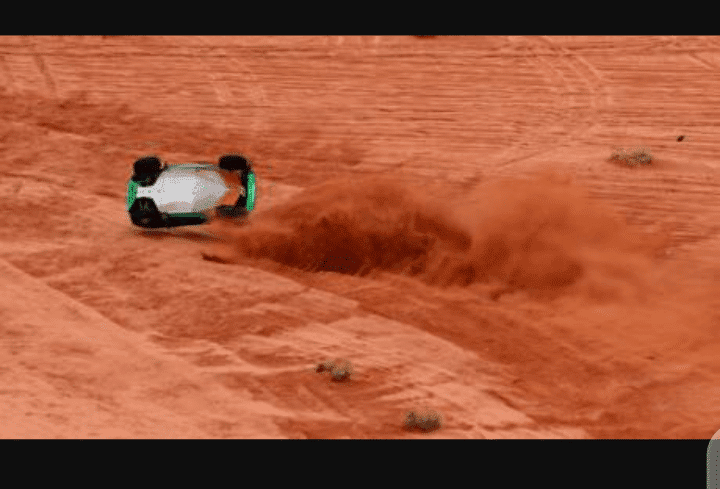 لحظة انقلاب سيارة متسابقة في سباق بالسعودية  فيديو