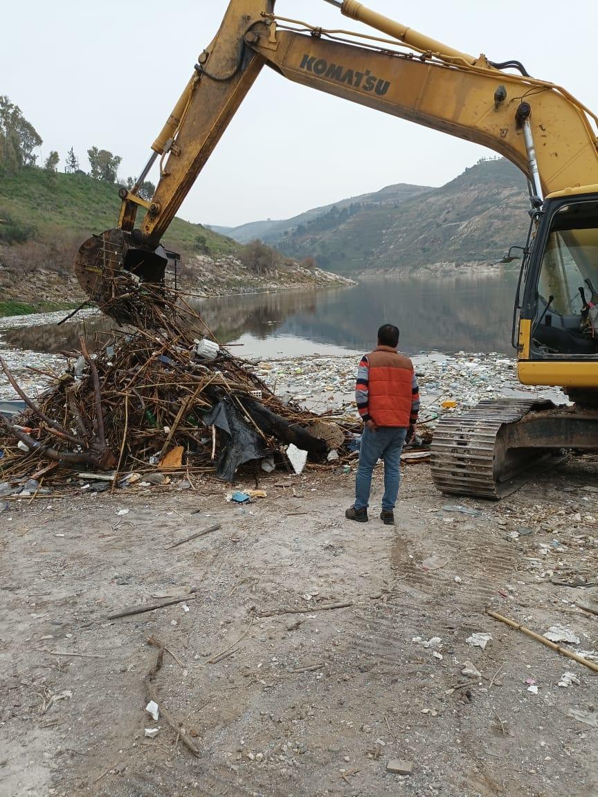 شاهدوا عمليات تنظيف بحيرة سد الملك طلال  فيديو 